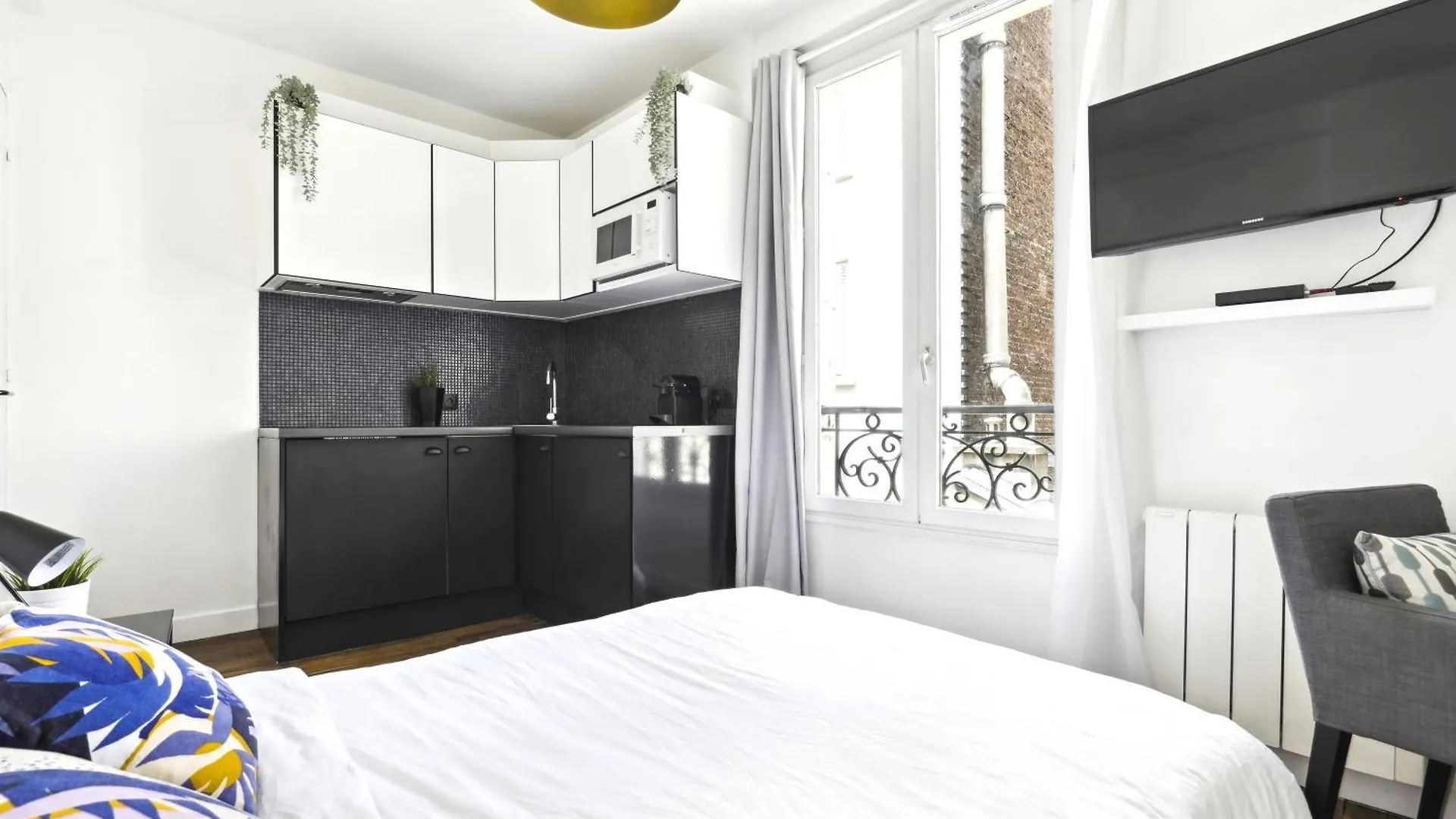 Lovely Floor Near Montmartre Apartment