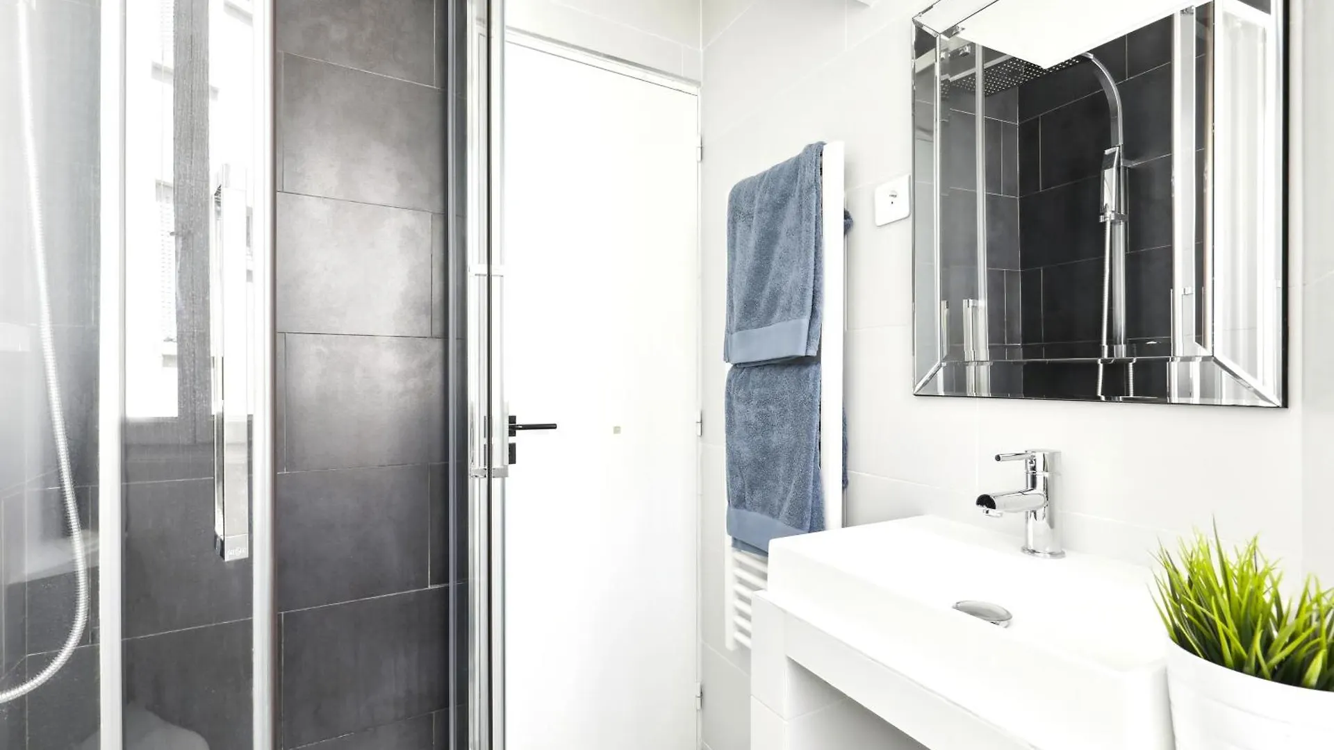 Lovely Floor Near Montmartre Apartment *