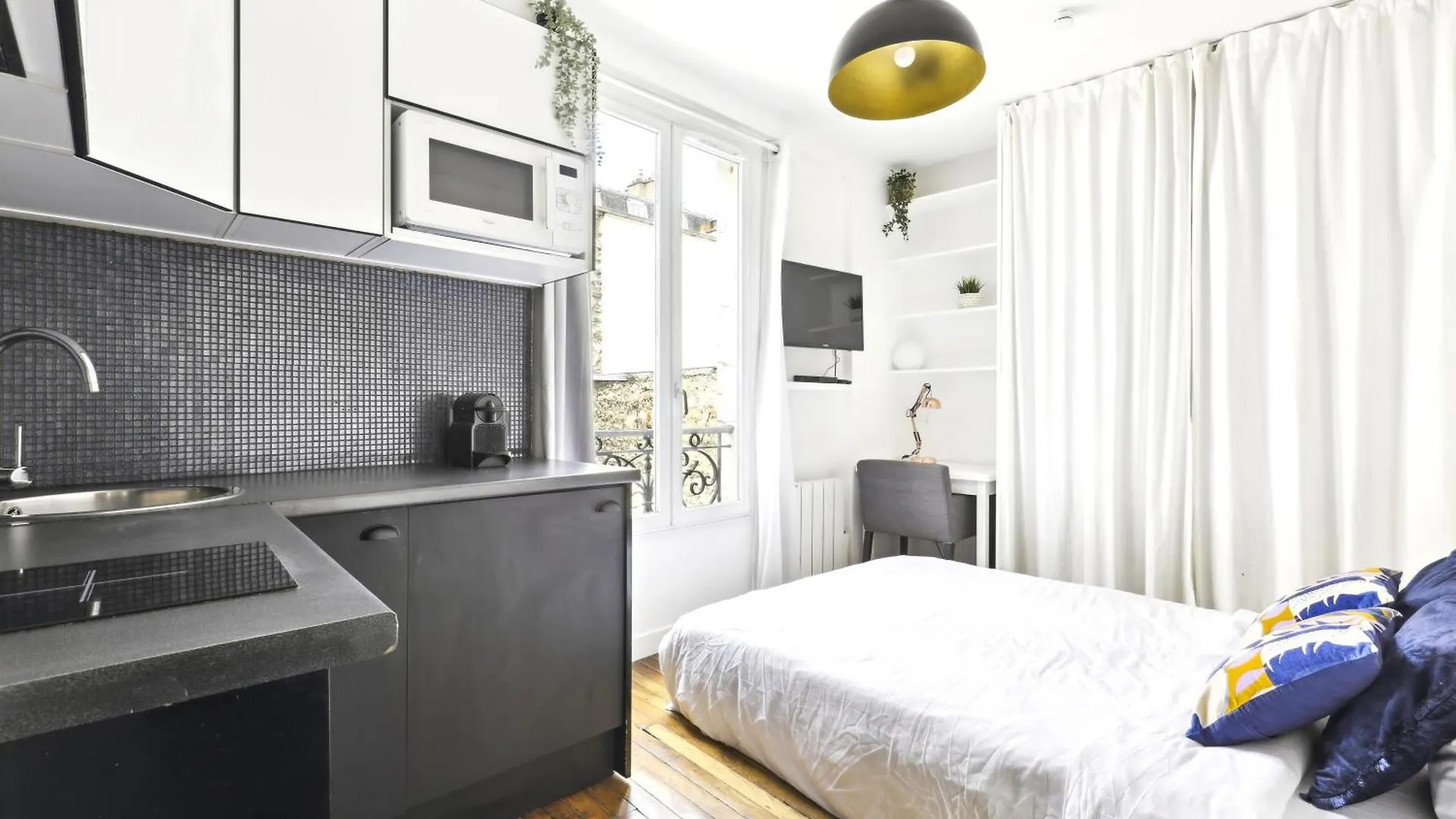 Lovely Floor Near Montmartre Apartment